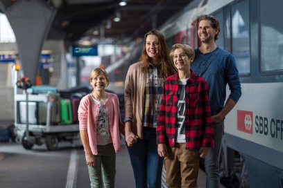 Familie auf Bahnsteig (Foto: © SBB AG) Familie auf Bahnsteig (Foto: © SBB AG)