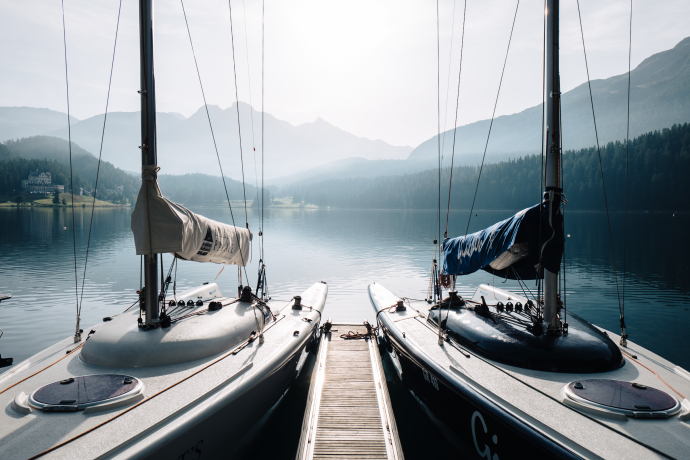 From the landing stage to the sailing trip under an impressive mountain backdrop (Photo: © Engadin Tourismus AG) Two sailing boats at a mooring in the Upper Engadine