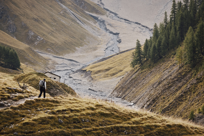Wanderer im Schweizer-Nationalpark (Foto: © Colin Frei) Wanderer der durch den Schweizer-Nationalpark wandert.