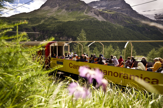 Die offenen Aussichtswagen der Rhätischen Bahn verkehren im Sommer zwischen Davos und Filisur sowie Davos, St. Moritz und Tirano (Foto: © Rhätische Bahn / Andrea Badrutt) Ein Aussichtswagen der Rhätischen Bahn am Berninapass bei der Alp Grüm